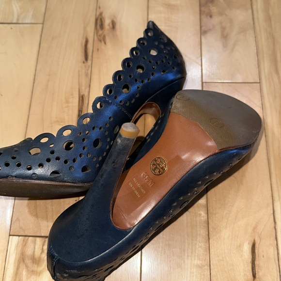 Tory Burch Leather Verity Navy Blue Heels - Picture 9 of 10